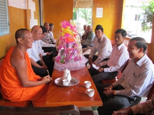 គណះកម្មាធិការទទួល​បន្ទុក Nam Bo ខាងលិចទៅសាកសួរសុខទុក្ខនិងអបអរសាទរពិធីបុណ្យសែនដូនតា